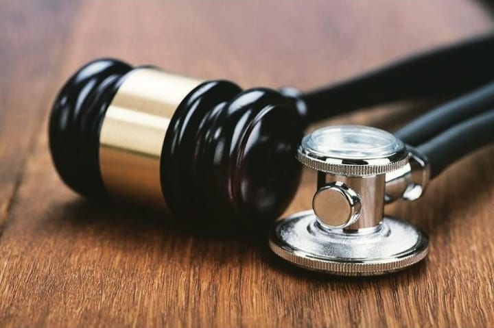 imagen de mazo de juez y estetoscopio