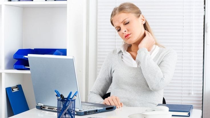 mujer con dolencias debido a la naturaleza de su trabajo